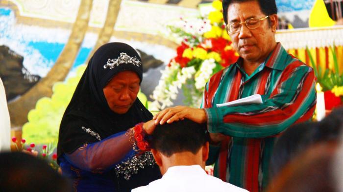 Di Kupang,  Ada Muslimah Berjilbab yang Senang Anaknya Jadi Pastor?!