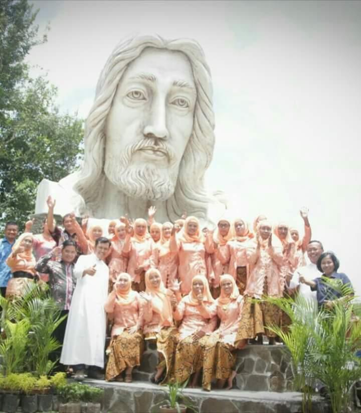 Heboh! Ibu-ibu Muslimah Foto Bareng dengan Pendeta Berlatar Patung Yesus Ilegal