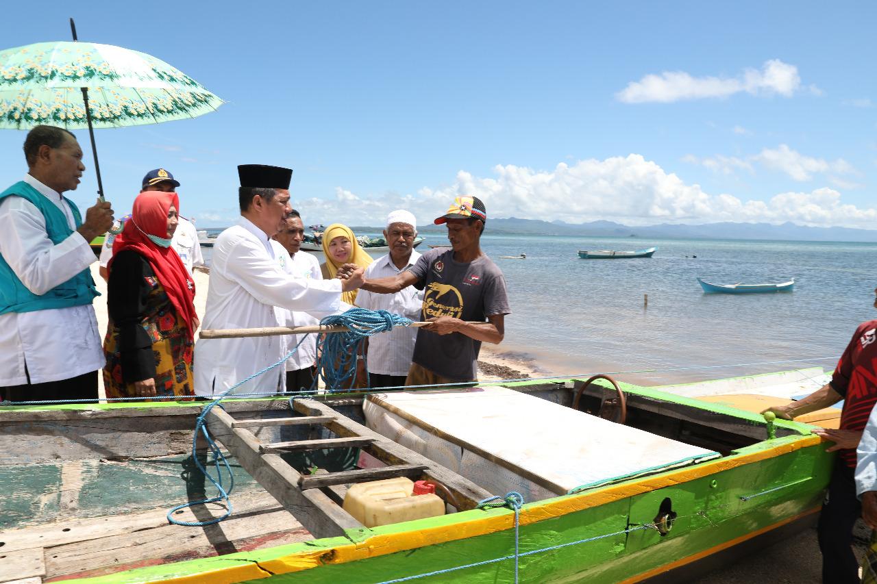 Safari Dakwah di NTT, Parmusi Beri Bantuan Warga Pulau Kera 10 Perahu Kayu Motor 