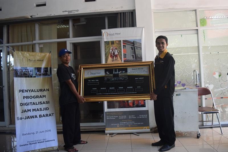 Seragamkan Waktu Shalat, RWI Bagi-bagi Jam Digital kepada 70 Masjid se-Jawa Barat