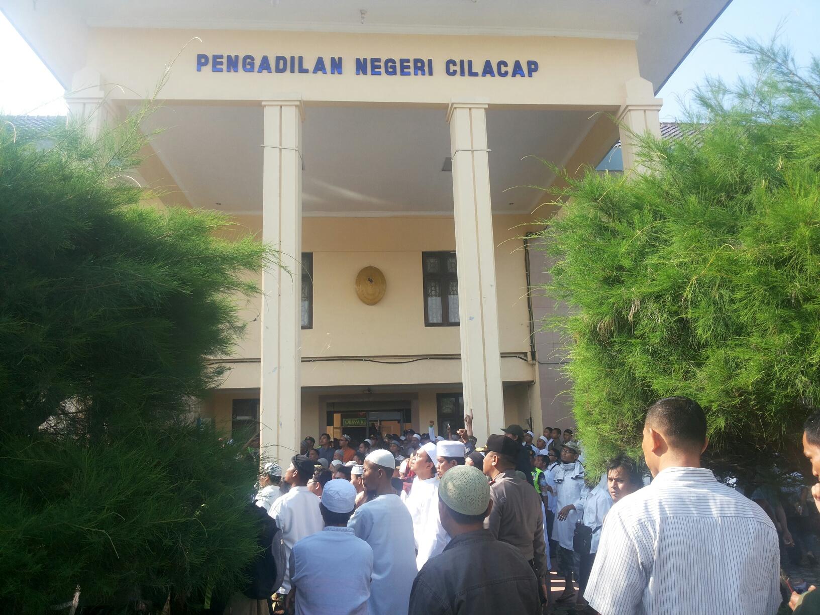 Dengan Penjagaan Ketat, Ratusan Massa Simpatisan Ustadz Ba'asyir Datangi PN Cilacap