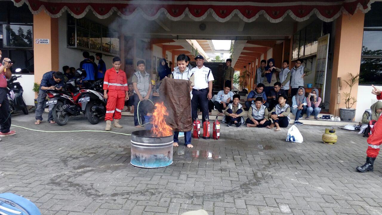 SMP Muhammadiyah PK Kota Barat Surakarta Gelar Simulasi Bencana