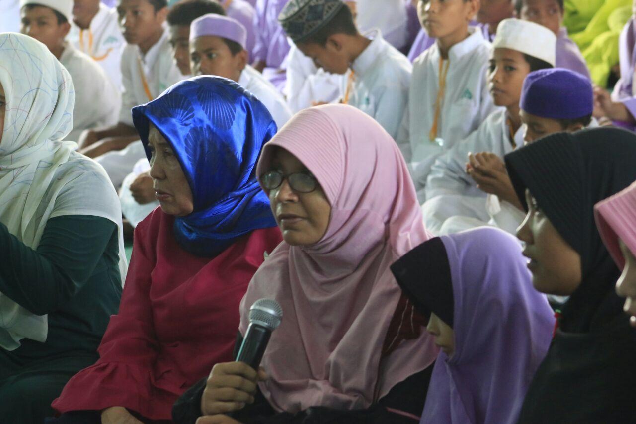 Syaikh Khalid Al Hamudi Bimbing Syahadat Dua Katolik di Pesantren AFKN