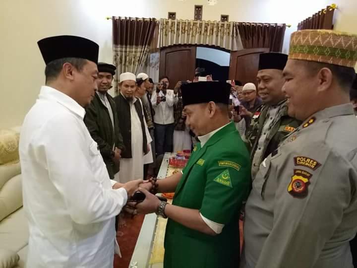 Adem, Ustadz Bachtiar Nasir Berangkulan dengan Ketua GP Ansor dan Banser Cirebon