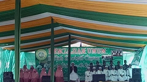 Ketua Umum FPI Hadiri Wisuda Quran di Bandung