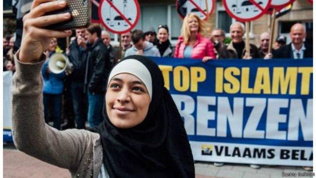 Heboh, Muslimah Berhijab Ini Selfie di Tengah Demonstran Anti-Islam