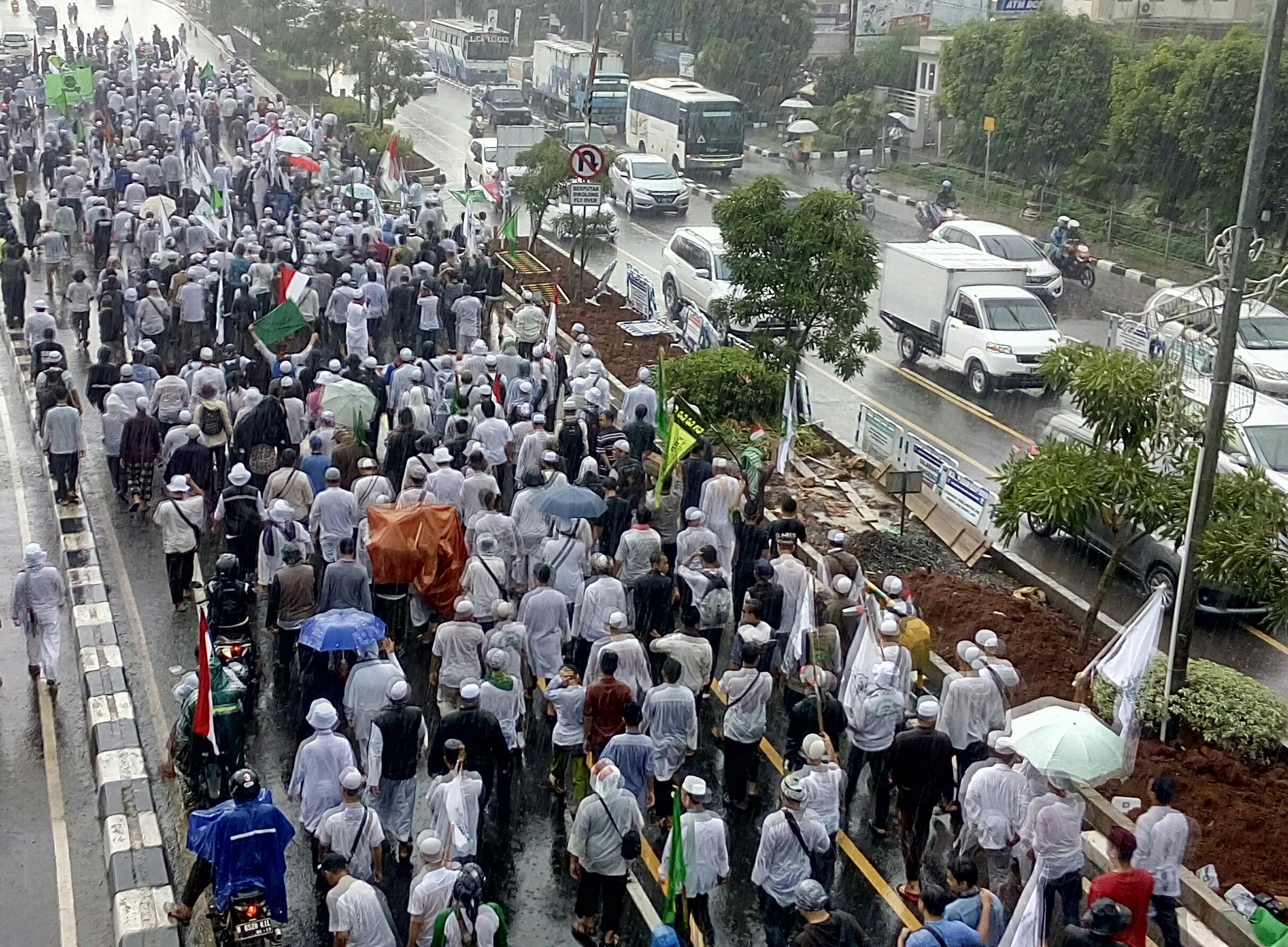 Diguyur Hujan, Aksi Bela Islam Tuntut Ahok Diadili di Bekasi Berjalan dengan Penuh Heroik