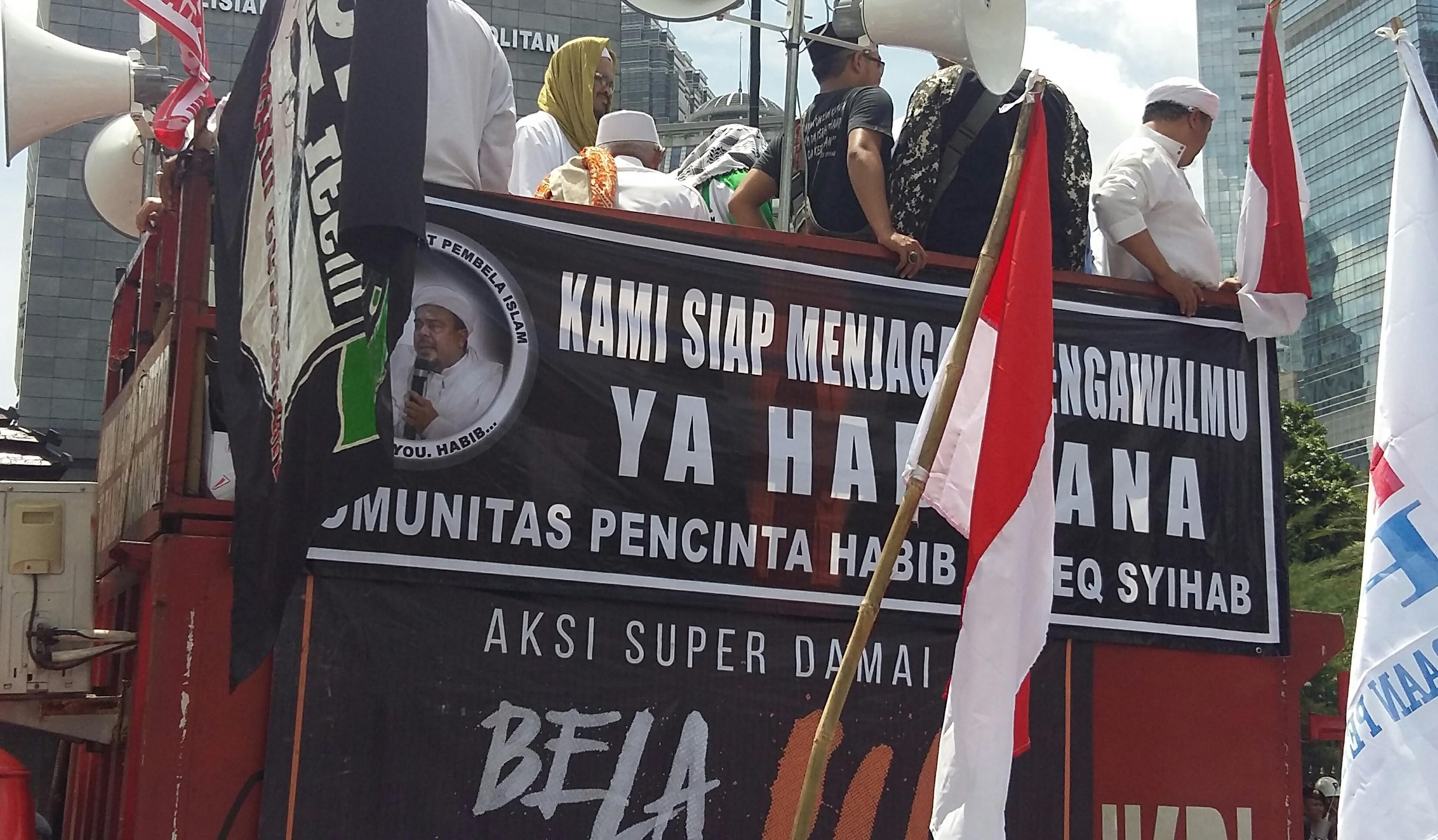 Ribuan Umat Islam Kawal Pemeriksaan Habib Rizieq di Polda Metro Jaya