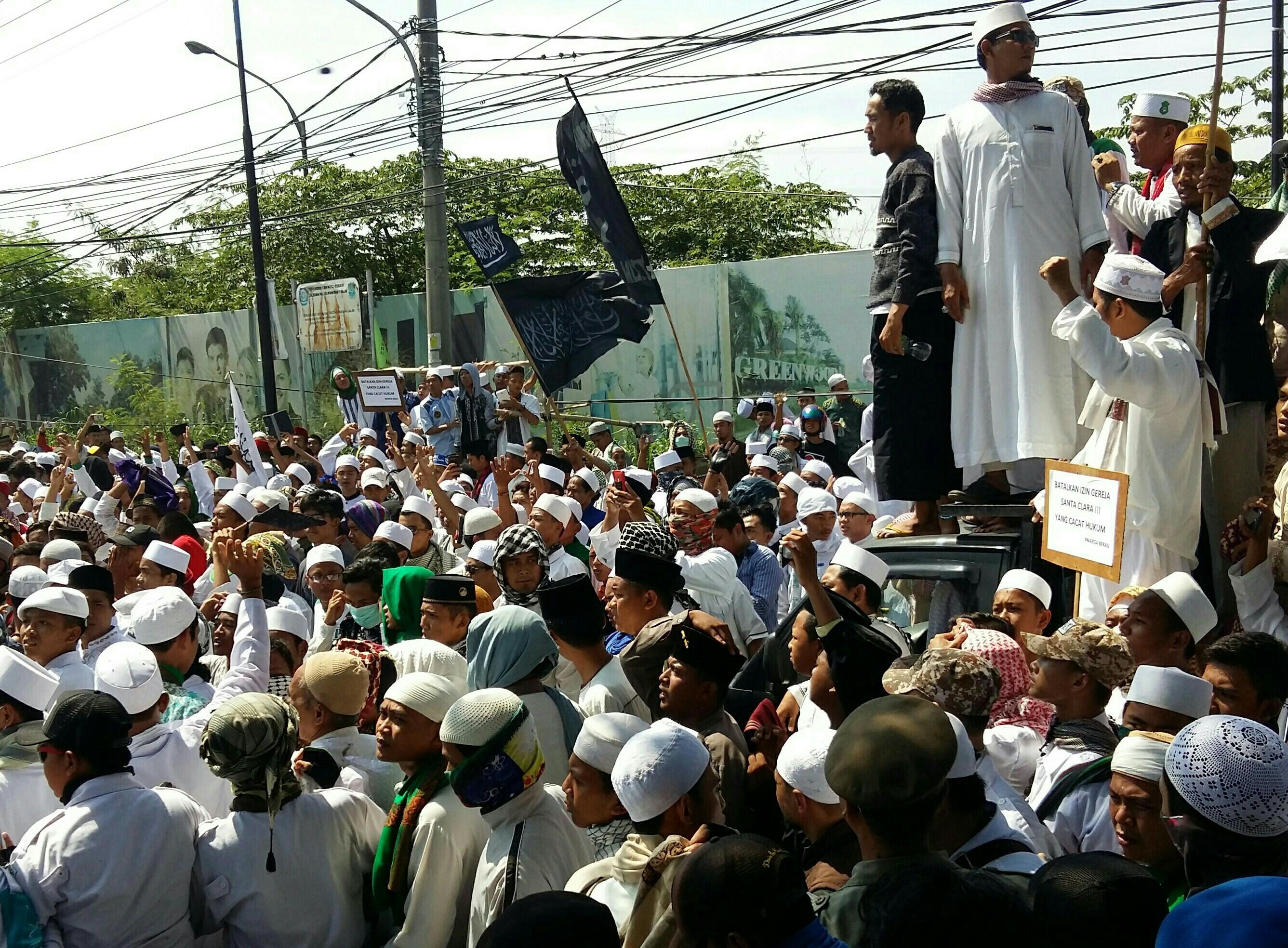 [VIDEO] Demo Ribuan Umat Islam di Gereja Santa Clara Bekasi Ricuh