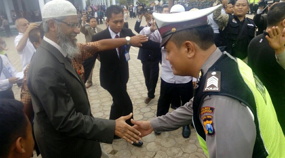 Di Gontor, Zakir Naik Tersanjung Disambut Ratusan Polisi dan Tentara