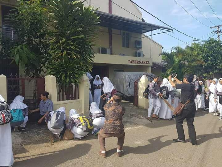 Jelang Natal, Bupati Purwakarta Ajak Pelajar Muslim Kerja Bakti Bersihkan Gereja