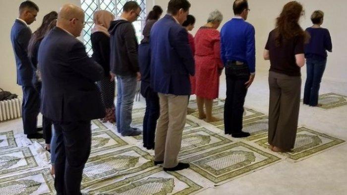 Ngawur! Di Masjid Ini,  Perempuan Jadi Imam Shalat Jumat,  Jamaahnya Campur