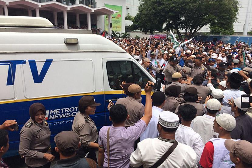 Diam-diam Sorot Sampah yang tengah Dibersihkan Petugas di Masjid Istiqlal, Metro TV Diusir Massa 