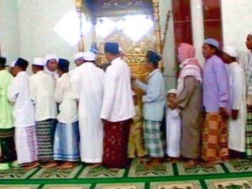 Mendudukkan Hukum Bersalaman Sesudah Shalat