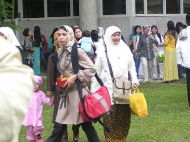200 Kyai Jawa-Bali dan MUI Akan Haramkan Wanita Jadi TKI?
