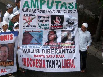 Indonesia Tanpa Liberal: Bakar Buku-buku Liberal & Penulisnya!!