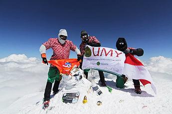 Taklukkan Puncak Tertinggi Eropa, Tim UMY Siapkan Buku Manajemen Pendakian