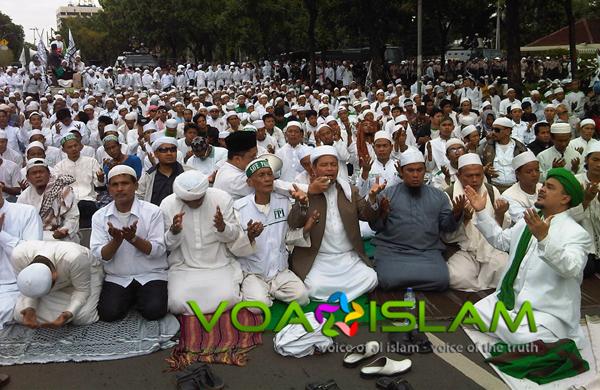 Hadapi Gempuran Musuh Islam, Mari Dukung & Panjatkan Doa untuk FPI! 