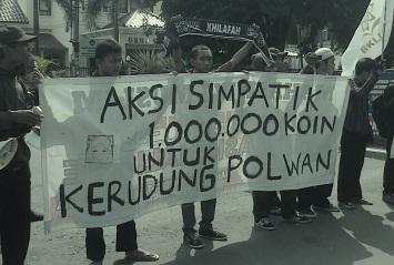 LDK Solo Raya Gelar Demo Galang 1.000.000 Koin Untuk Jilbab Polwan