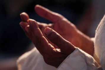 Apakah Makmum Disyariatkan Mengangkat Tangan Saat Khatib Jum'at Berdoa