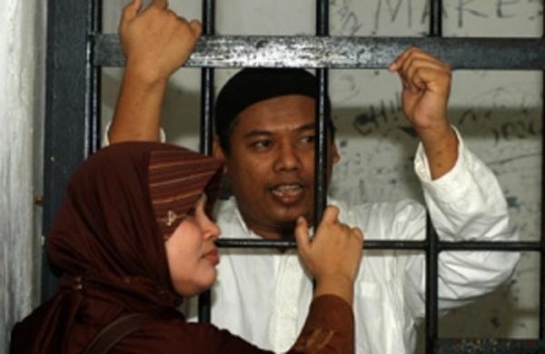 Mohon Doanya! Istri Mujahid Ditangkap, Dilecehkan & Dilarang Berjilbab