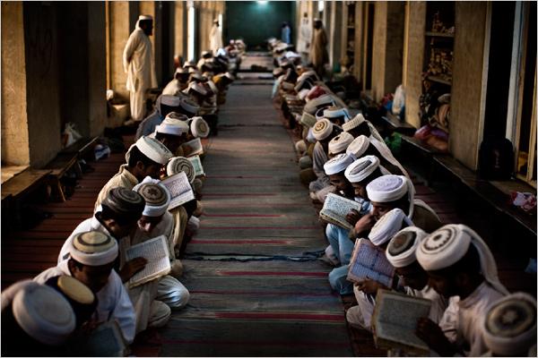 Mau Khatam Al Quran 30 Juz Sendirian Pada Bulan Ramadhan? Ini Tipsnya