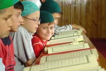 Lebih Utama Mana, Membaca Al-Qur'an Sampai Hatam atau Menghafalnya?