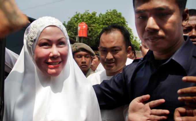 Tersandung Korupsi, Gubernur Banten Ratu Atut Batal Berangkat Haji