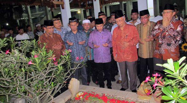 Presiden PKS Anis Matta Mengunjungi Kuburan Gus Dur dan Wali