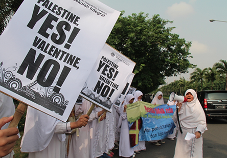 Berita Foto: Aksi Pelajar Tolak Valentine Day di Surabaya