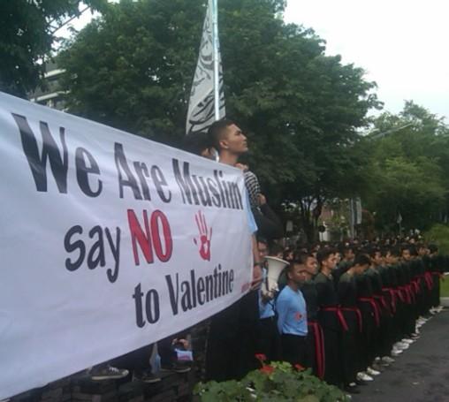 Santri Al Mukmin Ngruki Longmarch Dalam Kota Solo Tolak Valentine's Day