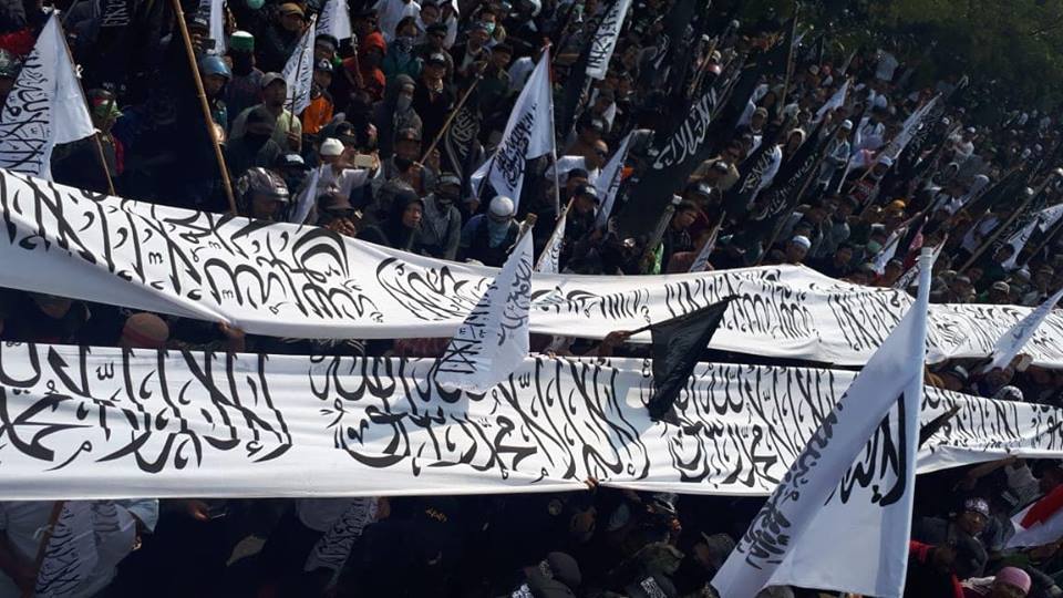 Ribuan Umat Islam Surakarta Bentangkan Bendera Tauhid Sepanjang 3,8 Km