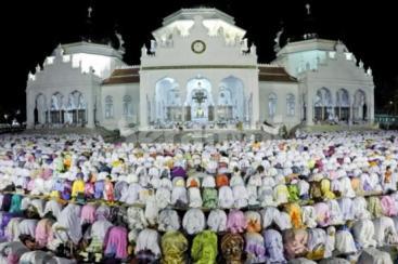 Wanita Disunnahkan Melaksanakan Shalat Gerhana di Masjid?