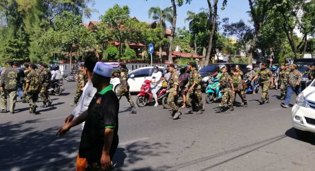 Massa Banser dan FPI Bentrok dalam Persidangan Gus Nur di Surabaya