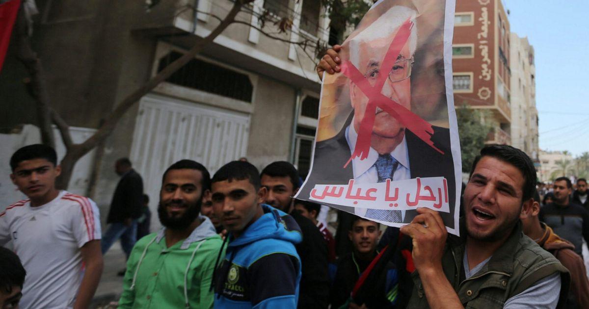 Warga Gaza Bentuk Rantai Manusia Protes Pemotongan Gaji