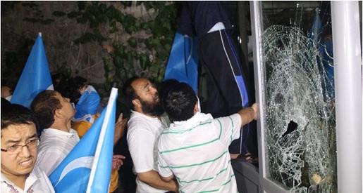 Kecam Ekstradisi Muslim Uighur ke Cina, Demonstran Hancurkan Konsulat Thailand di Istanbul