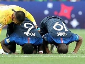 2 Puggawa Muslim Timnas Prancis Ini Sujud Syukur Setelah Bawa Negaranya Juarai Piala Dunia 2018