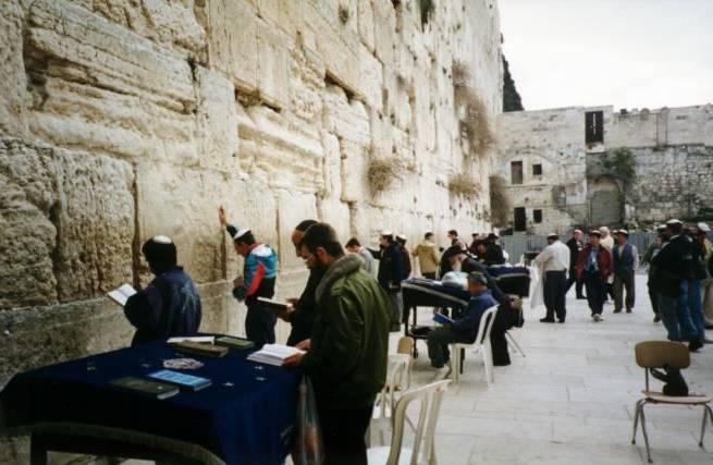 Duta Besar AS untuk Israel Ambil Bagian dalam Ritual Agama Yahudi di Tembok Ratapan