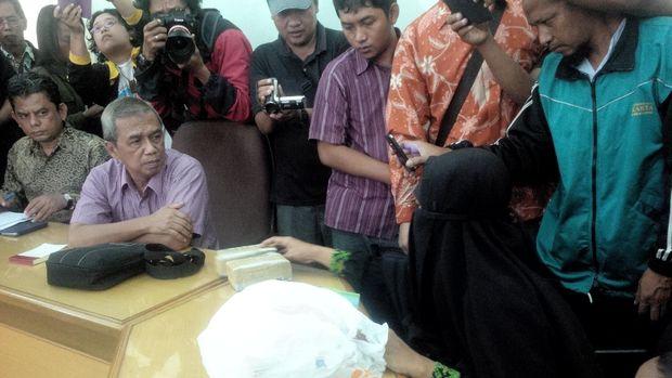 Diberi Uang Dua Gepok, Istri Siyono Diminta Ikhlaskan Kematian Suaminya