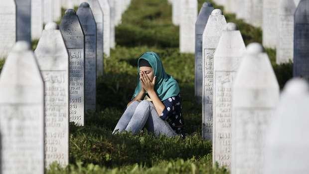 Muslim Bosnia-Srebrenica Melempari Batu Perdana Menteri Serbia Vucic