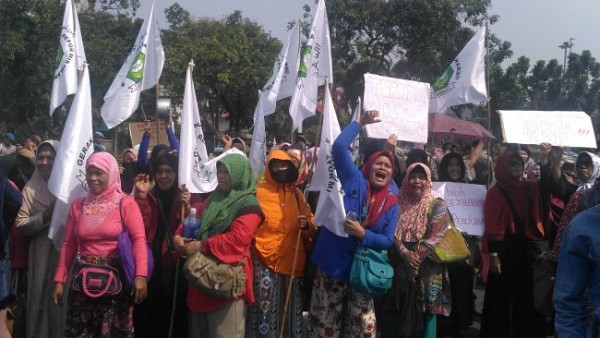 Doa Emak-Emak Militan Untuk Aksi Mahasiswa