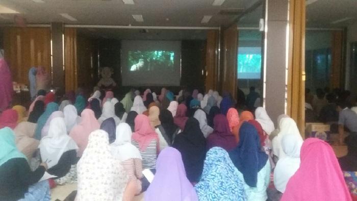 Dakwah Kreatif Berbalut Nobar Film Hanya Kerudung Sampah Ala Relawan RZ Jakarta Timur