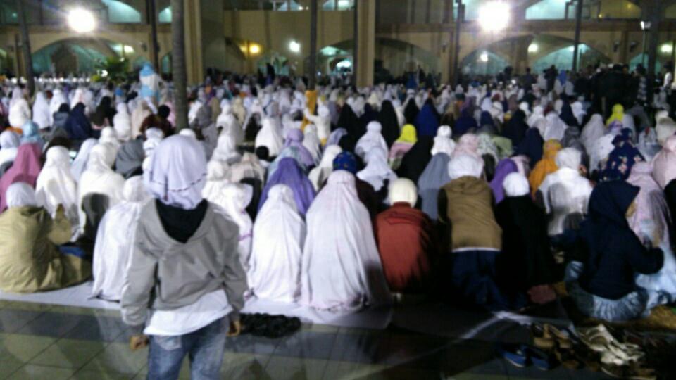 Kaum Muslimin Padati Masjid Pusdai Bandung untuk Salat Subuh Berjamaah Nasional