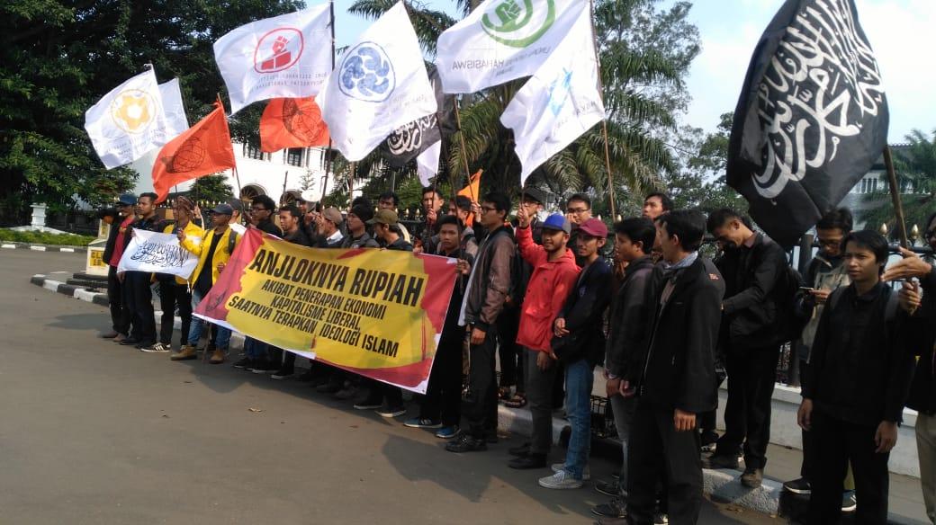 Rupiah Anjlok, Mahasiswa Bandung Gelar Unjuk Rasa di Gendung Sate