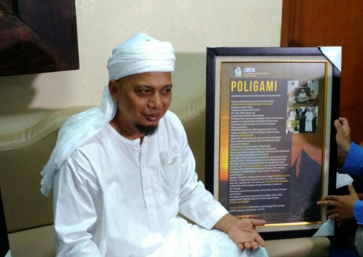 Kembali Berdakwah, Ustaz Arifin Ilham Bimbing Syahadat Dokter