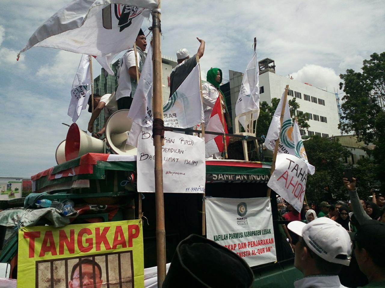 Sidang Perdana Ahok Diwarnai Aksi Demo Massa Pro dan Kontra