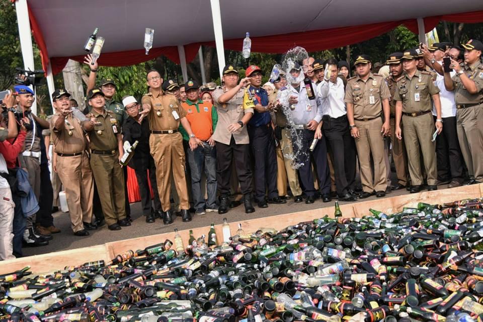 Nahi Munkar, Anies Baswedan Pimpin Aksi Musnahkan 14.997 Botol Miras 