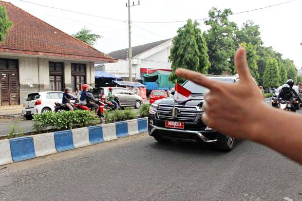 Meradang, PDIP Ponorogo Laporkan Foto dan Video Salam Dua Jari Saat Kunker Jokowi