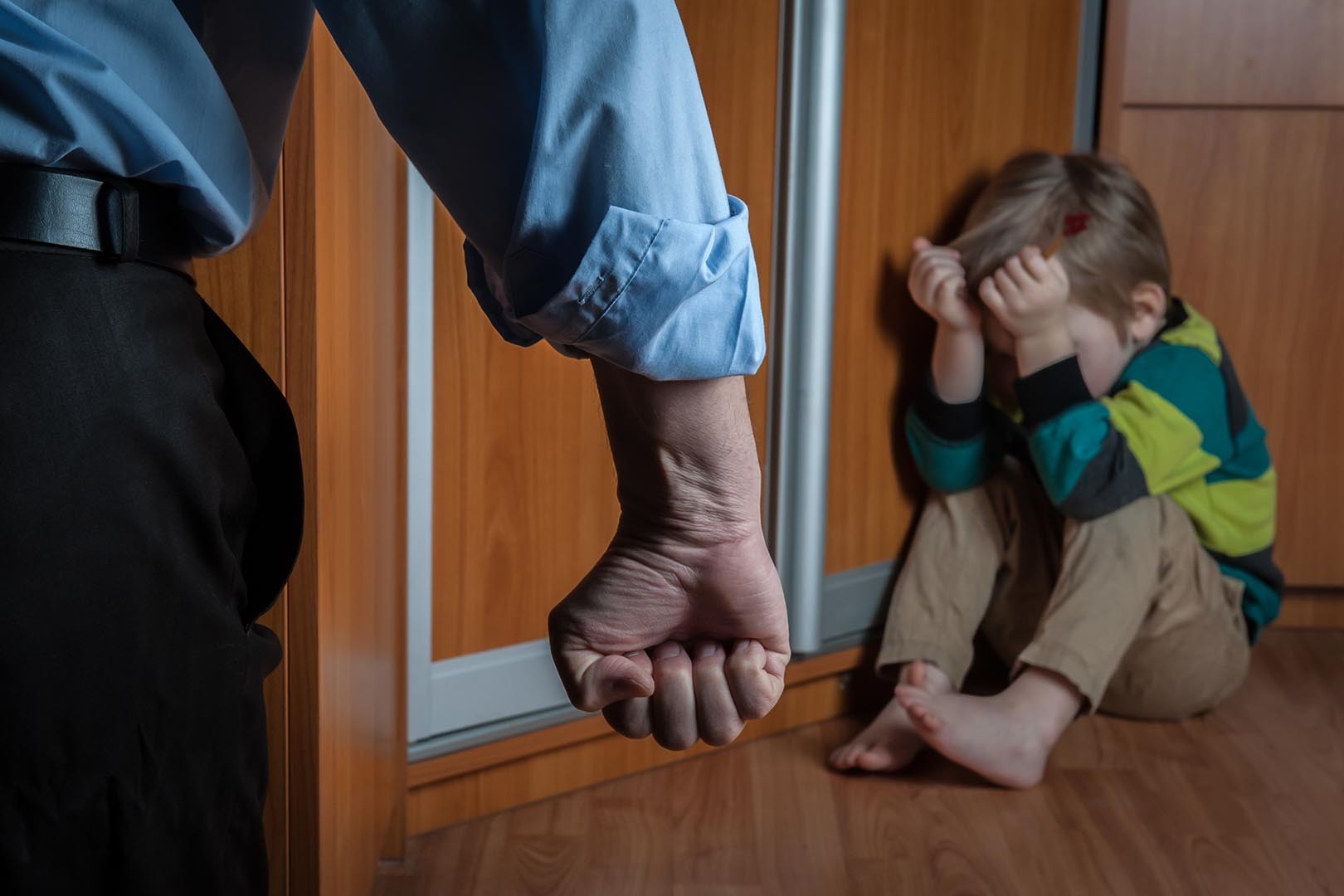 сын угрожает